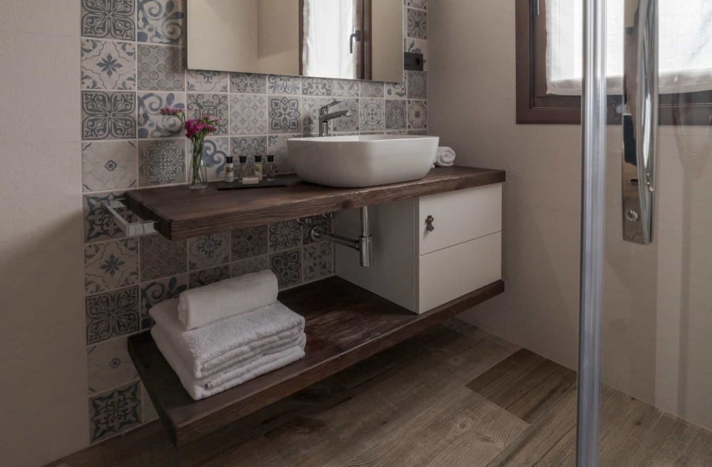 baño de Suite familiar Calisera de hotel rural cantexos en luarca
