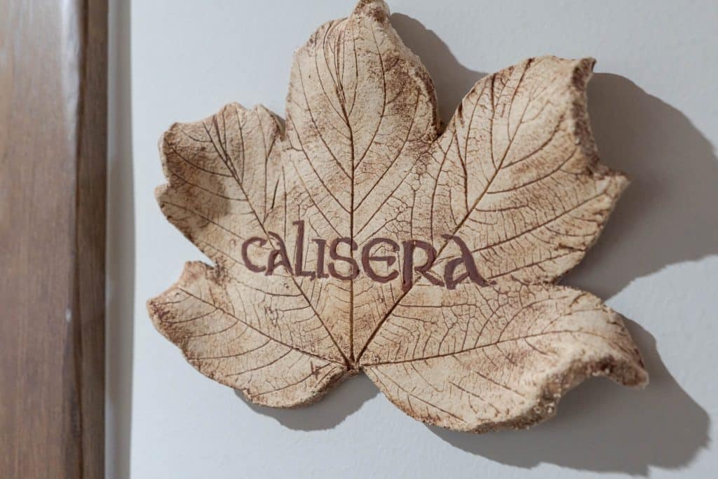 hoja que anuncia la entrada a la suite familiar calisera en hotel rural cantexos